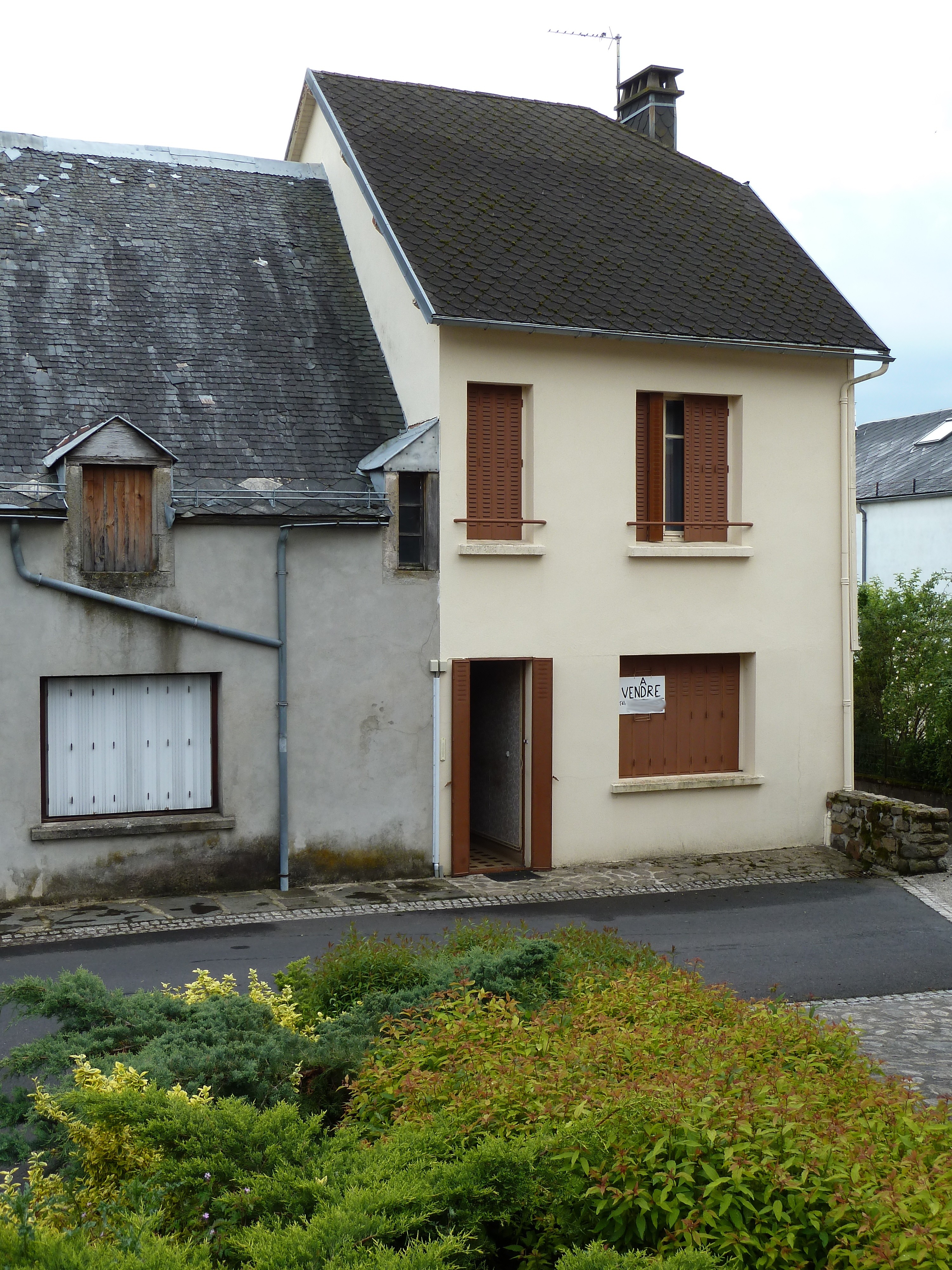 vente Maison de ville à vendre avec garage et terrasse dans le bourg